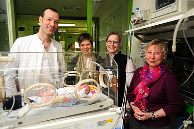 Das erste Team der Harl.e.kin Nachsorge 2003: (v.li.n.re.) Dr. med. Armin Gehrmann, Kerstin Pfeifer (Kinderkrankenschwester) , Anne Becker (krankengymnastische Frühchengruppe) , Dipl.Päd. Uschi Köhler-Sarimski (Mobiler Dienst Frühförderung)