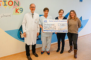 Professor Marcus Krüger, Dr. Andrea Zimmermann und Sabrina Weigel nehmen die Spende der Fa. ITK Engineering entgegen