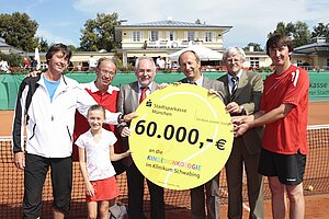 Bernd (re.) und Michael Karbacher (li.) übergaben den Erlös aus dem Pro/Am Tennischarity Cup 2008, initiiert durch den Harl.e.kin e.V. für die Schwabinger Kinderonkologie, an Professor Stefan Burdach (2.v.re.). Schirmherr war die Stadtsparkasse München mit dem damaligen Vorstand Harald Strötgen (2.v.li.)