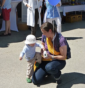 Der kleine Charly mit Mutter Ute Erber