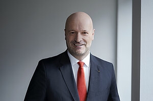 Ralf Fischer und die Stadtsparkasse München unterstützen seit vielen Jahren die Arbeit des Harl.e.kin e.V.