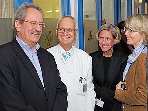 Schirmherr Christian Ude 2013 in der Kinderklinik mit Prof. Dieter Grab, Kerstin Drechsler (damals Klinikltg.) und Frau Hesse
