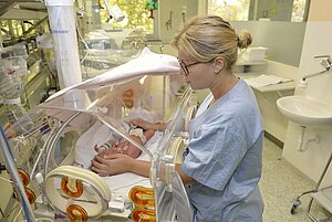 Die Sternstunden des BR unterstützten die erhebliche Mehrarbeit in der pflegerische Nachsorge, die von den Harl.e.kin-Nachsorge-Kinderkrankenschwestern in Harlaching, Schwabing und dem rechts der Isar für die Familien in 2018 und 2019 geleistet wurden, mit einer großzügigen Spende!