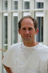 Dr. med. Kilian Ackermann, Neonatologe und Kinderkardiologe, ist seit 2018 Schatzmeister des Harl.e.kin e.V.