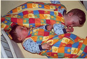 Die Zwillinge Johanna und Martha (vorn) schlafen entspannt.