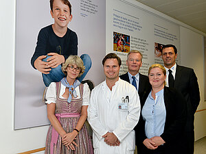 Familie Jusic mit Bürgermeister Jan Neusiedl, Kinderarzt Dr. med. Dr. univ. Florian Bauer, und Frau Hesse beim 50.igsten Geburtstag der Kinderklinik Harlaching. 