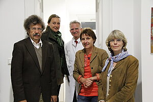Zur Einweihung der Elter-Kind-Zimmer im Klinikum rechts der Isar am 13.10.2013 kamen (v. l. n. r.): Prof. Dr. Reinhard Roos, Vorstand Harl.e.kin e.V., Bettina Naumann in Vertretung vom Geschäftsführer Thomas Jansing, beide Sternstunden e.V., Prof. Dr. Reiner Gradinger, Ärztlicher Direktor Klinikum rechts der Isar, Dr. Andrea Zimmermann und Eva Hesse, beide Harl.e.kin e.V. 